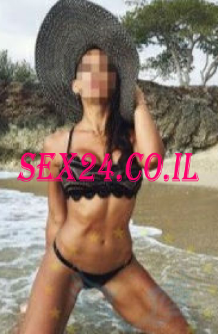 תוססת ומקסימה, עם טעים השדיים